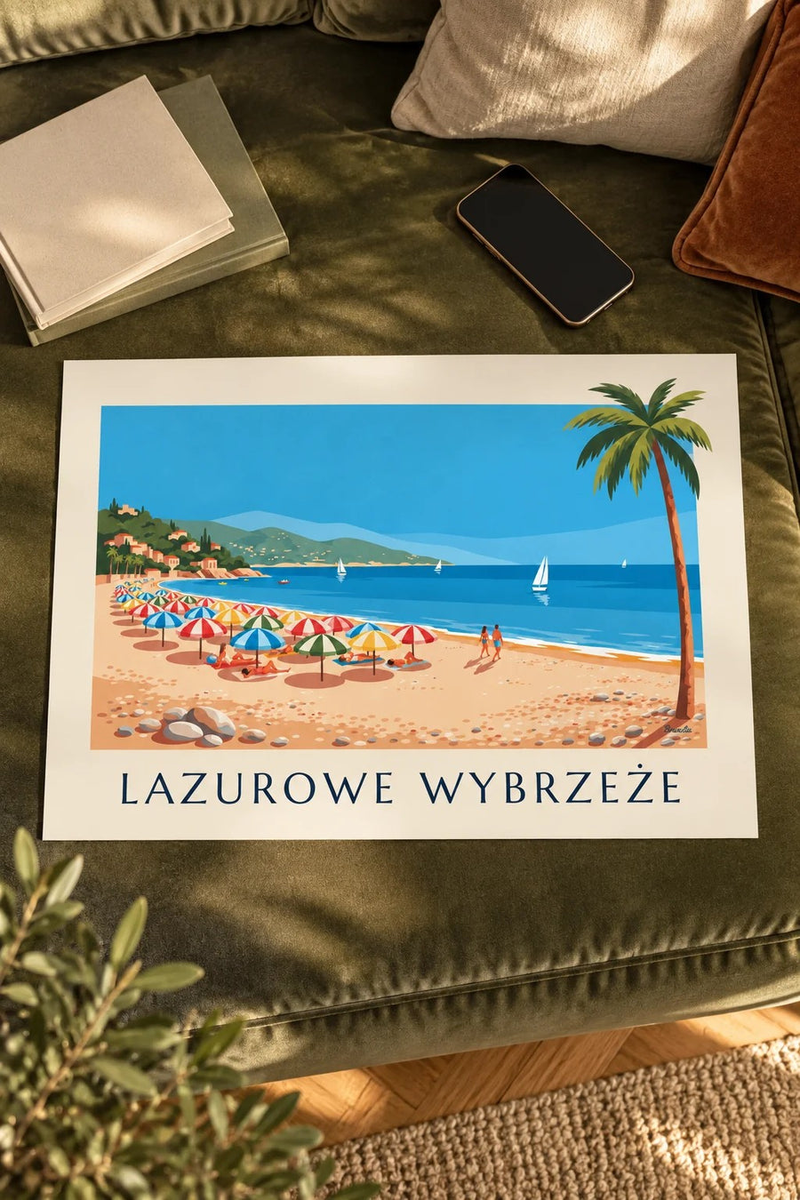 Plakat kolorowe parasole na kamienistej plaży Lazurowego Wybrzeża: oparty na stole