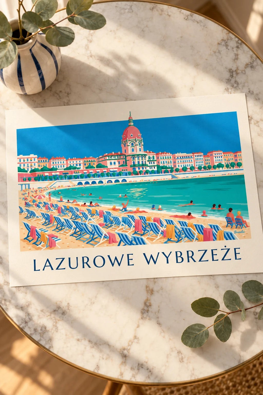 Plakat kąpiący się i leżaki pod Promenadą Anglików w Nicei: na stole