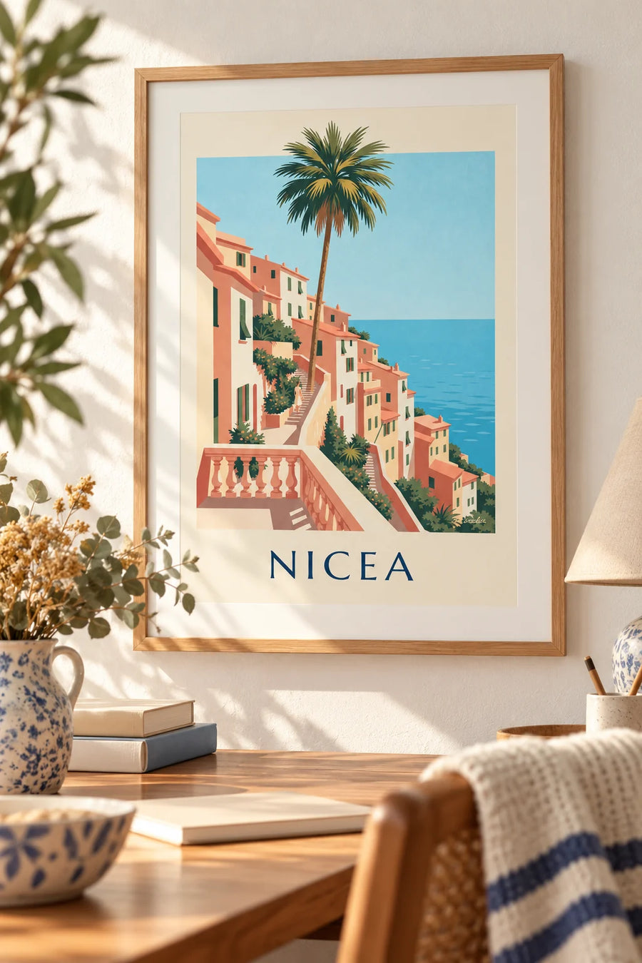 Affiche maisons ocre et mer azur sur les collines de Nicea : encadrée au mur