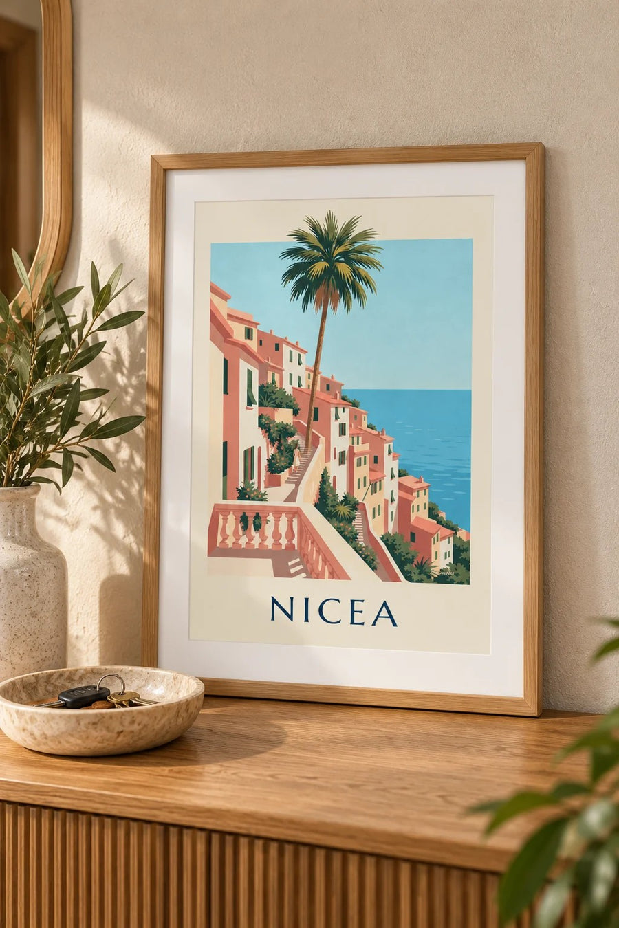 Plakat z ochrowymi domami i lazurowym morzem na wzgórzach Nicei: mały format A4 w ramce