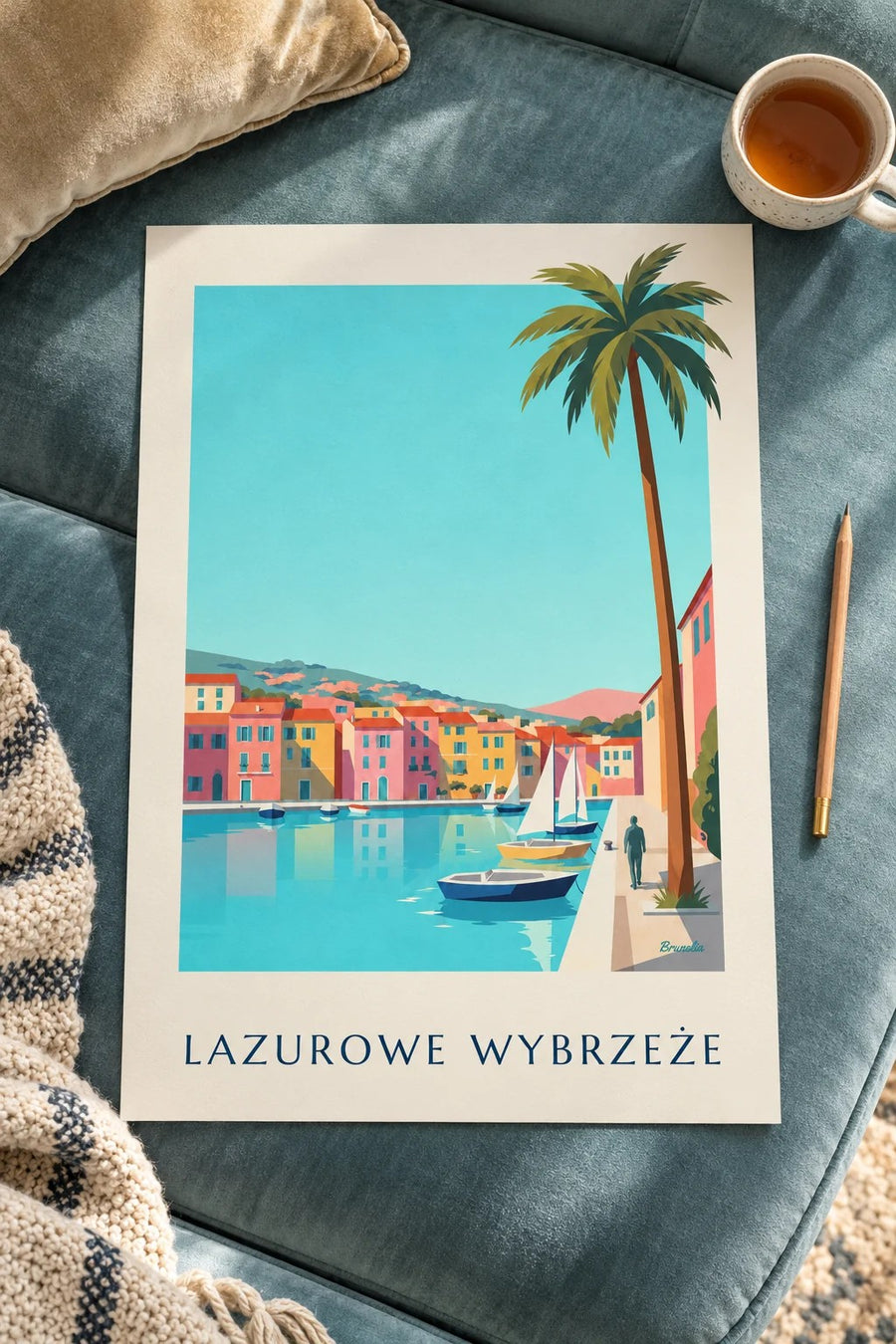 Plakat mały port na Lazurowym Wybrzeżu, domy i żaglówki: oparty na stole