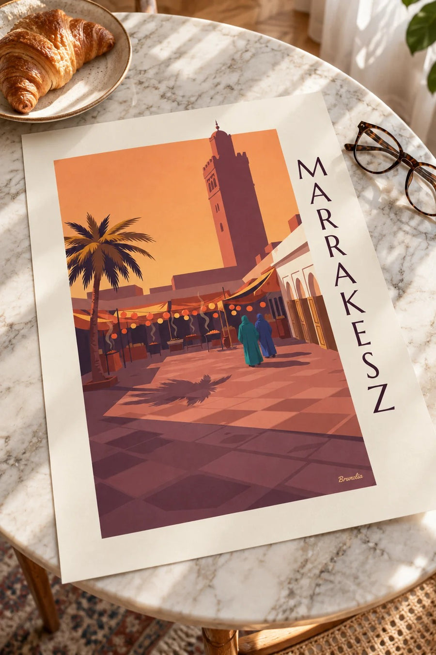 Plakat plac Jemaa el-Fna w Marrakeszu o zmierzchu: postawiony na stole