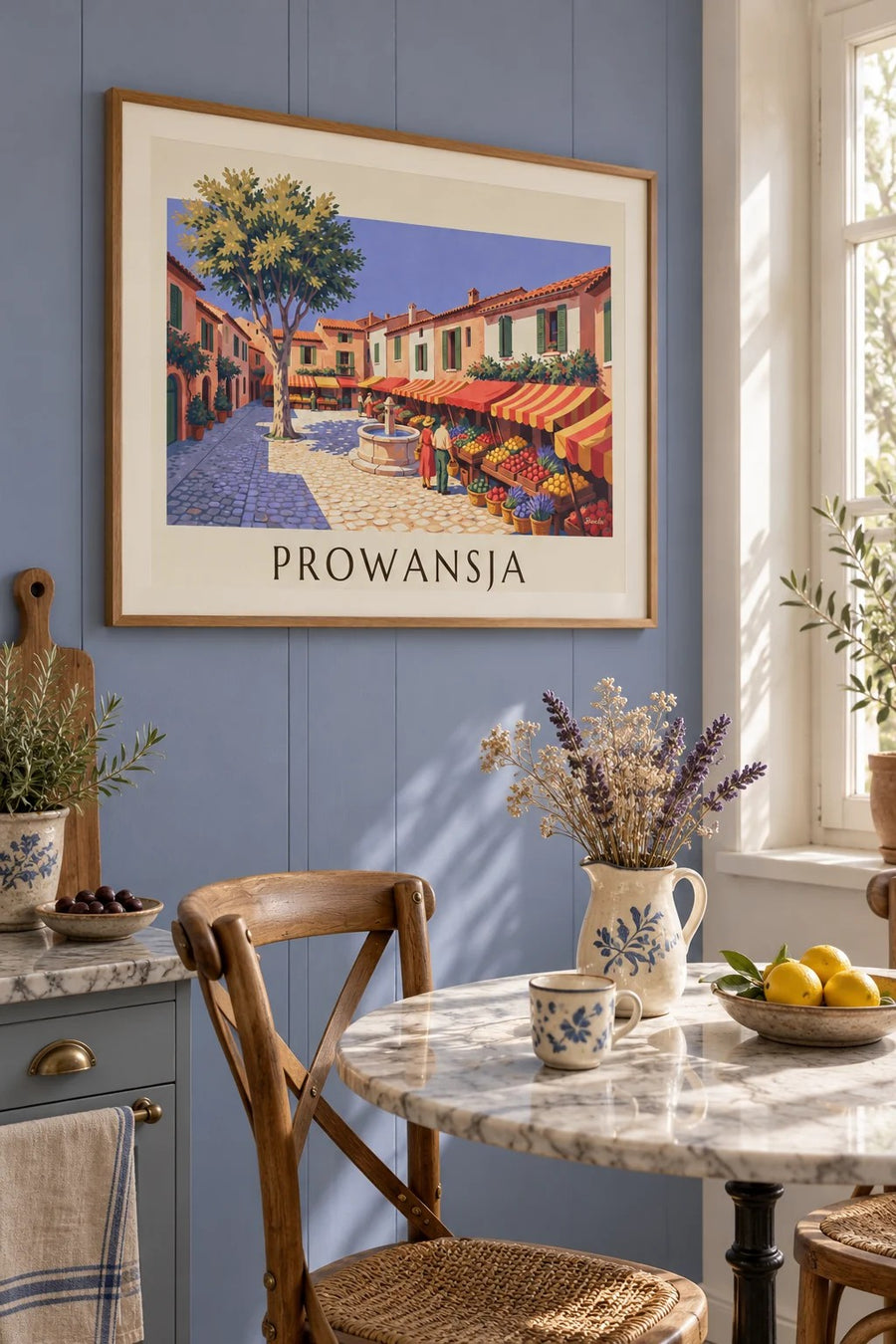 Plakat prowansalski targ ze straganami z owocami i warzywami: oprawiony na ścianie