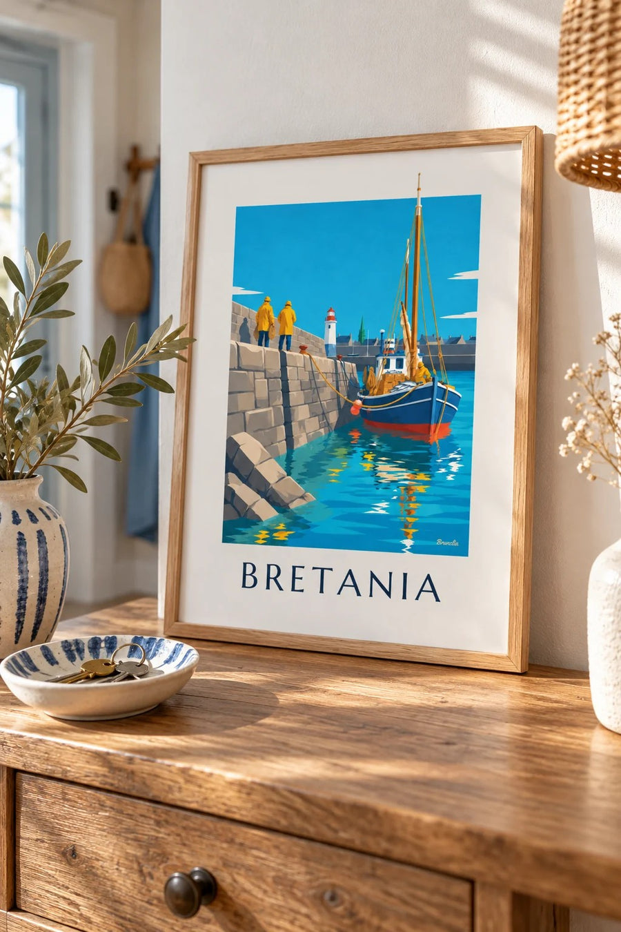 Plakat bretońska łódź rybacka wpływająca do granitowego portu: mały format A4 w ramce