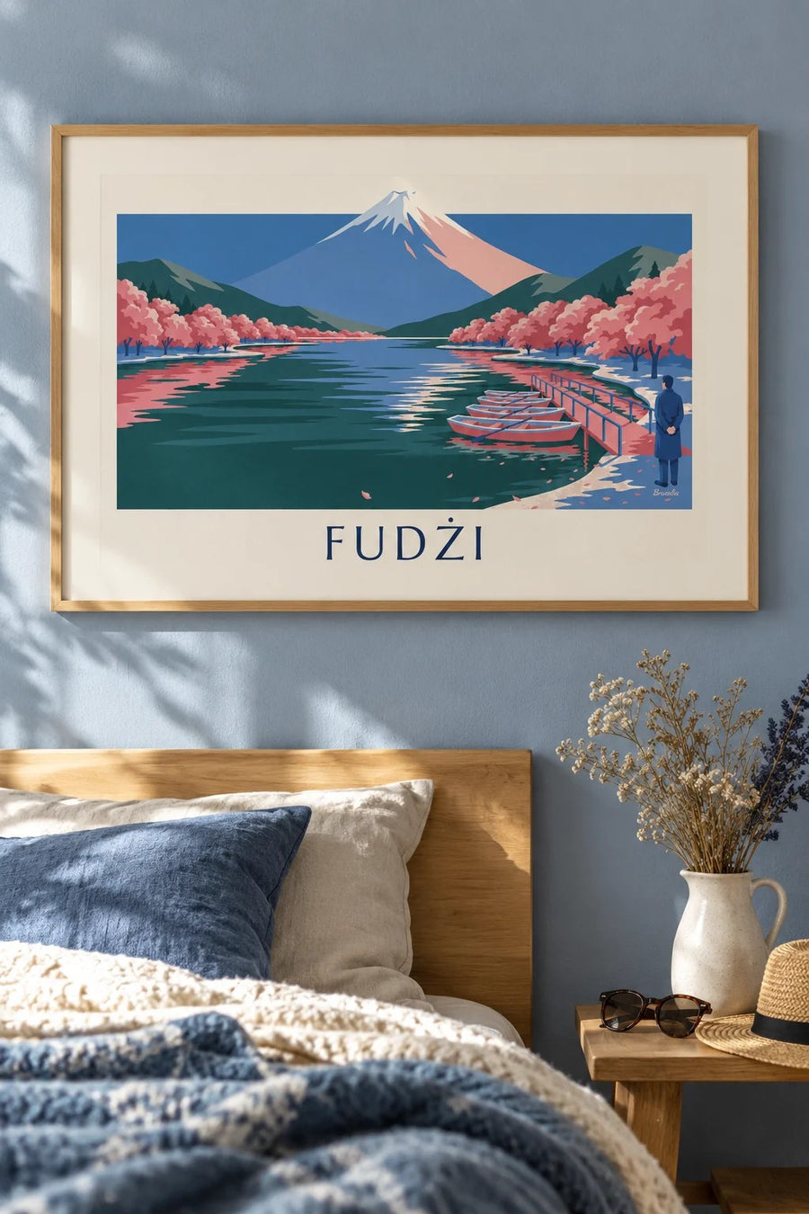Plakat góra Fuji, kwitnące wiśnie i łódki przy pomoście: w ramie na ścianie