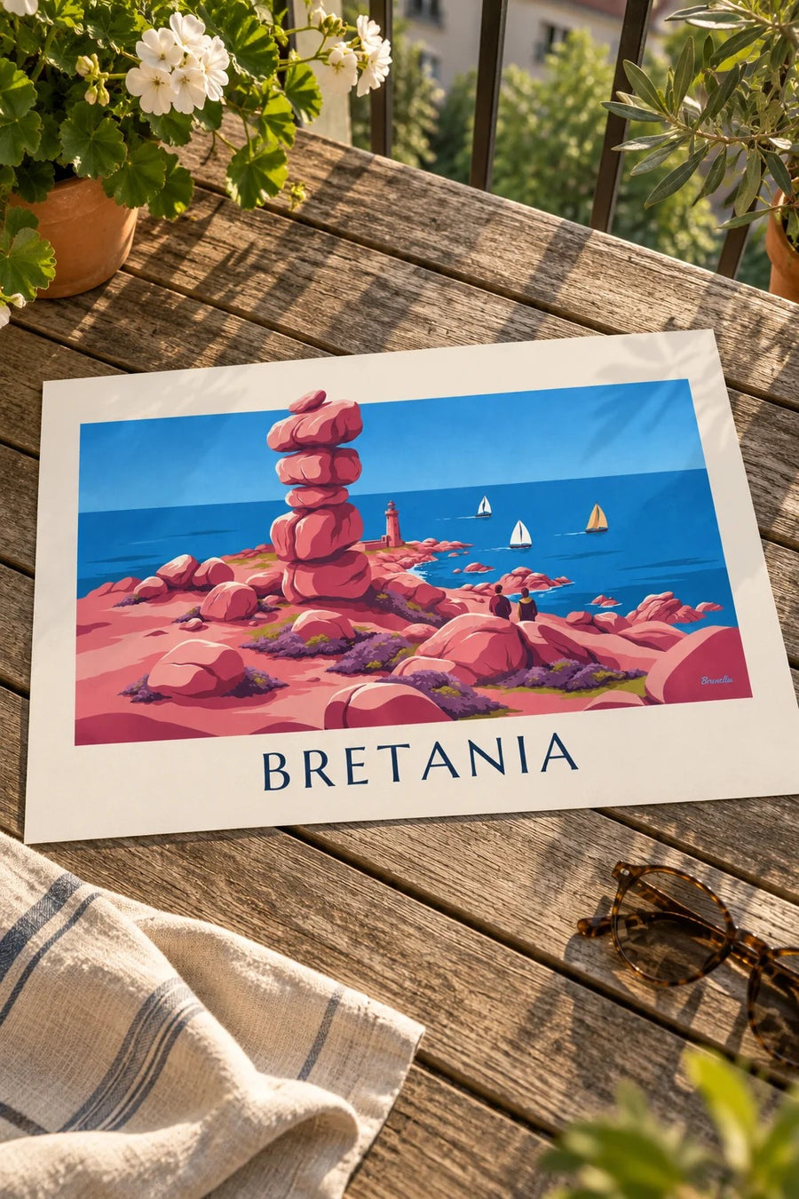 Plakat różowe granitowe wybrzeże, latarnia i żaglówki w Bretanii: na stole