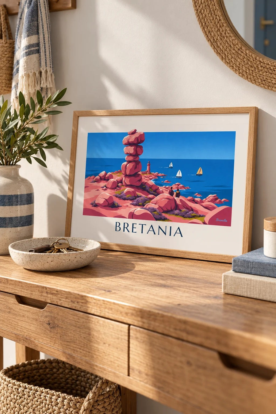 Plakat różowe granitowe wybrzeże, latarnia i żaglówki w Bretanii: mały format A4 w ramie
