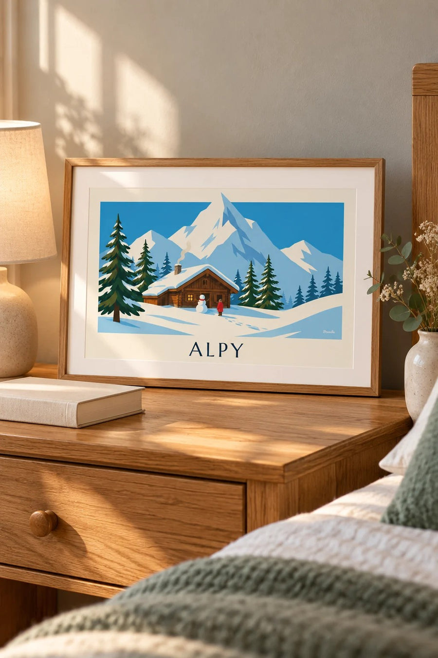 Plakat zaśnieżona górska chata i bałwan w Alpach: mały format A4 w ramce