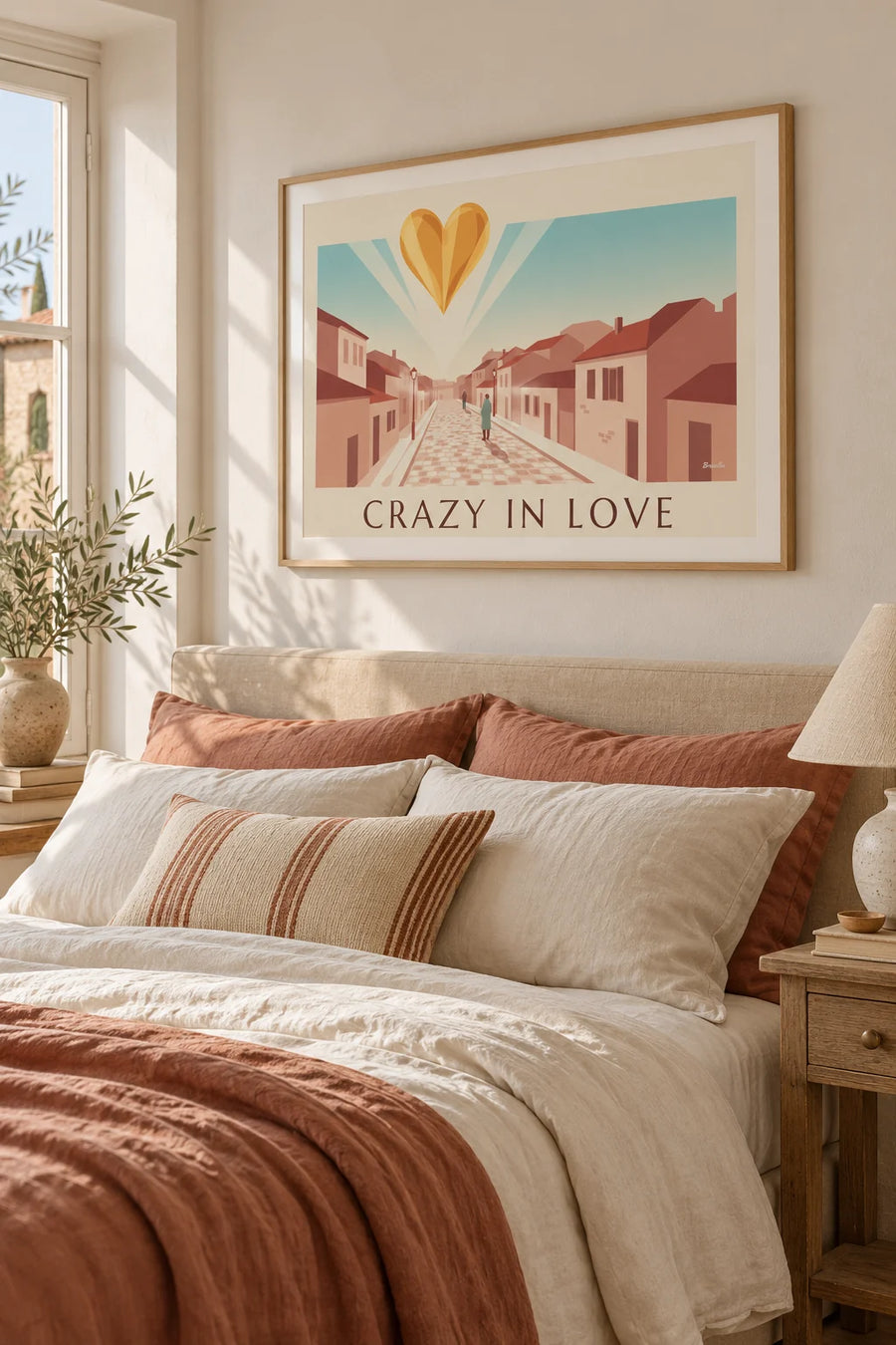 Plakat ze złotym sercem „Crazy in Love” na pudroworóżowym tle: w ramie na ścianie