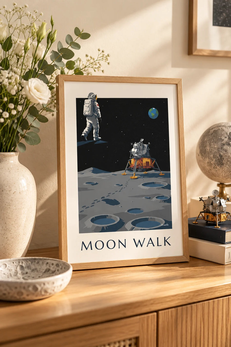 Affiche astronaute marchant vers le module lunaire sur la Lune : petit format A4 encadré