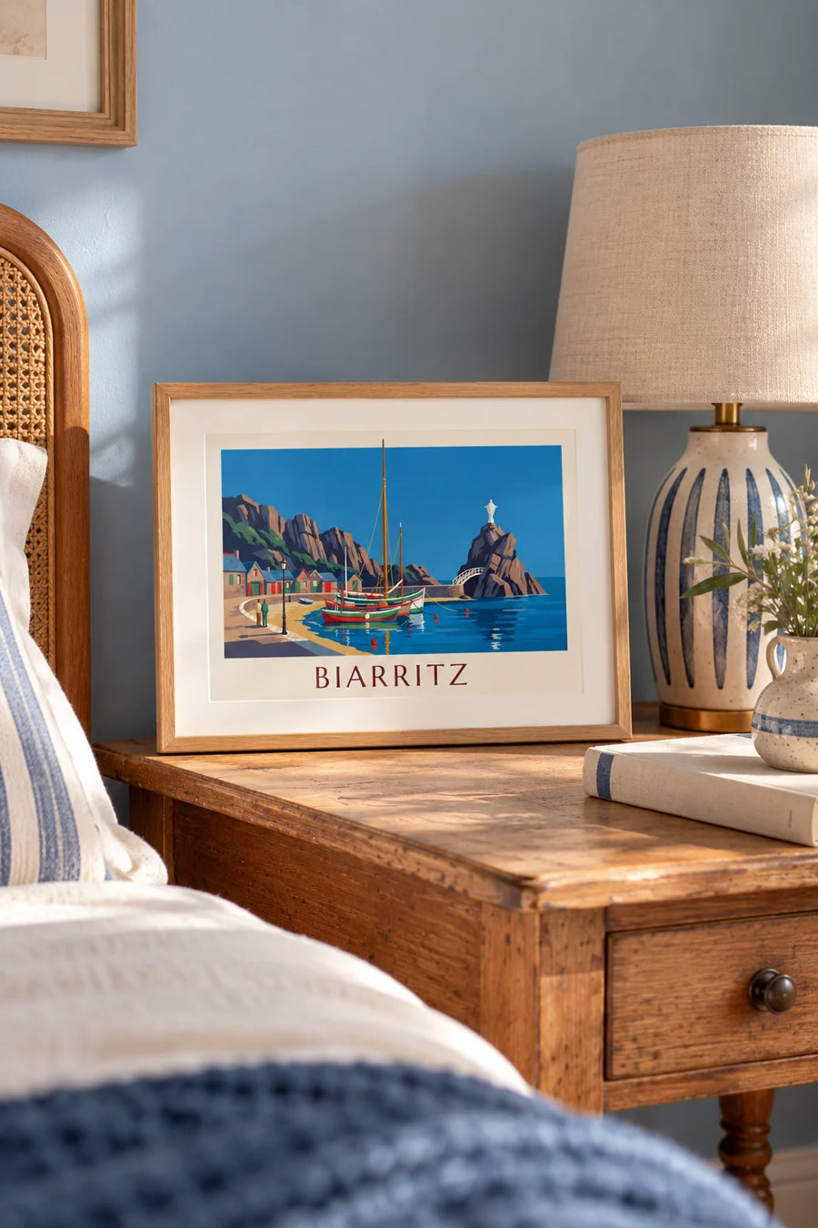 Plakat z portem rybackim Port des Pêcheurs w Biarritz i skałą Rocher de la Vierge: mały format A4 w ramie