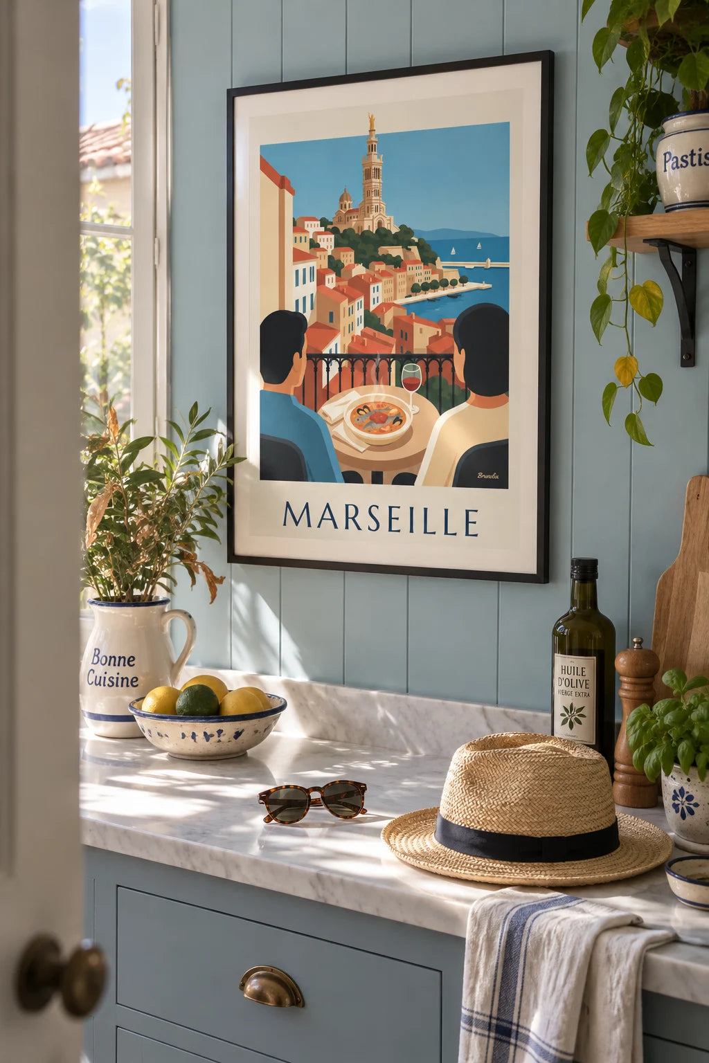 Affiche bouillabaisse sur une terrasse du Vieux-Port de Marseille : encadrée au mur