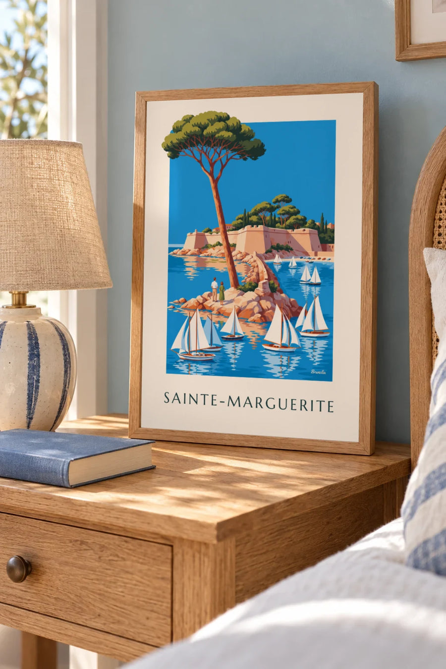 Plakat z wyspą Świętej Małgorzaty i królewskim fortem u wybrzeży Cannes: mały format A4 w ramce