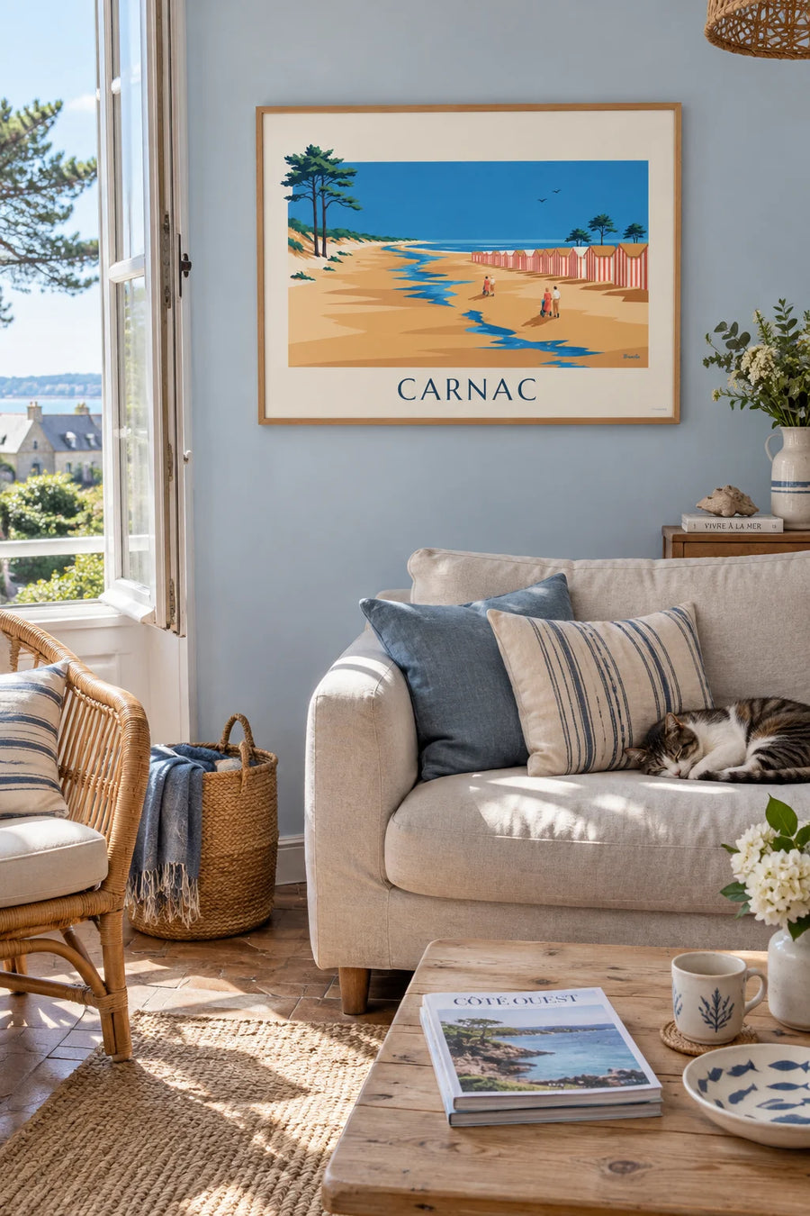 Plakat z Grande Plage w Carnac podczas odpływu i pasiastymi kabinami: w ramie na ścianie