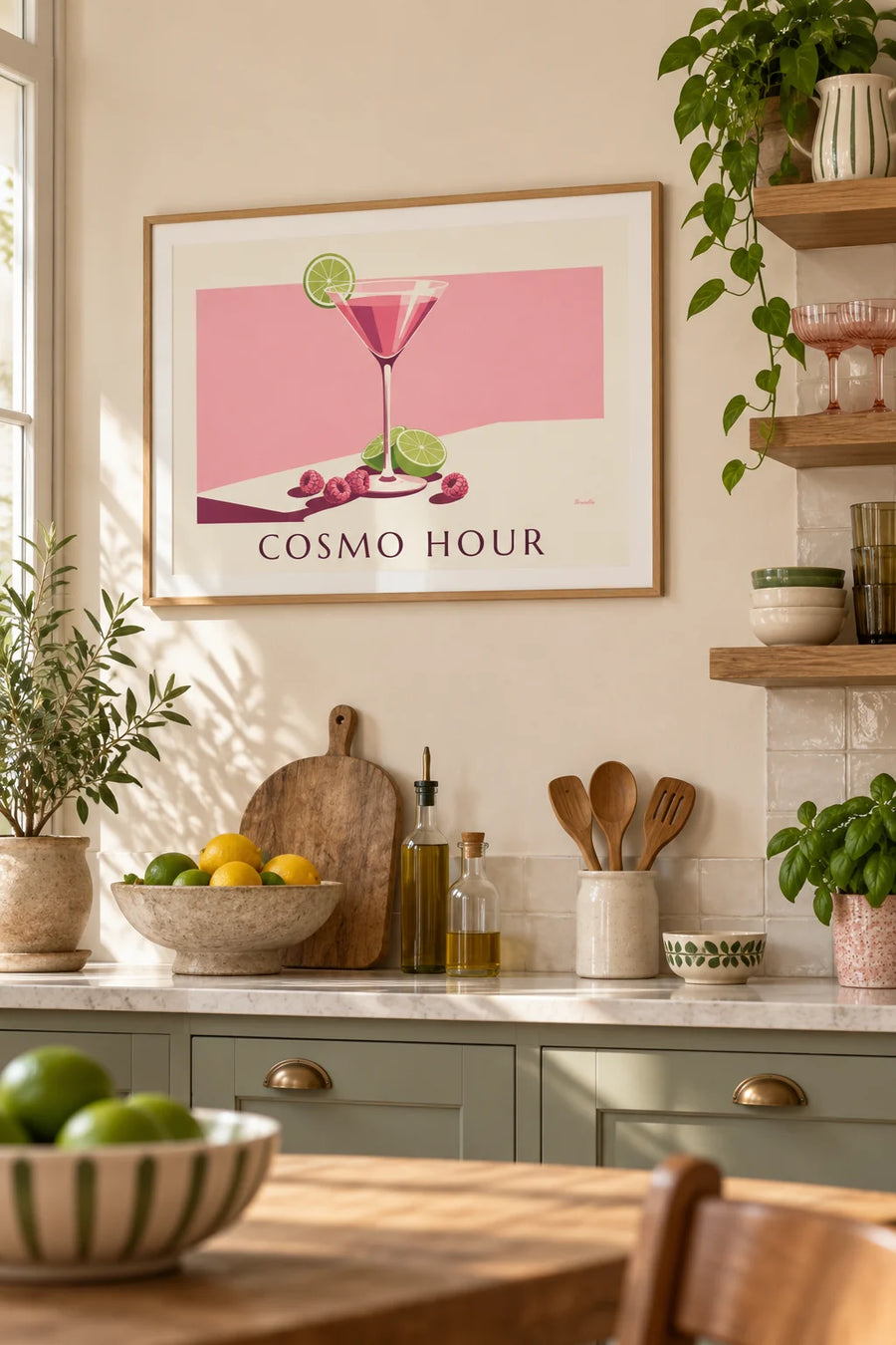 Plakat koktajl Cosmopolitan z malinami i limonką: w ramie na ścianie