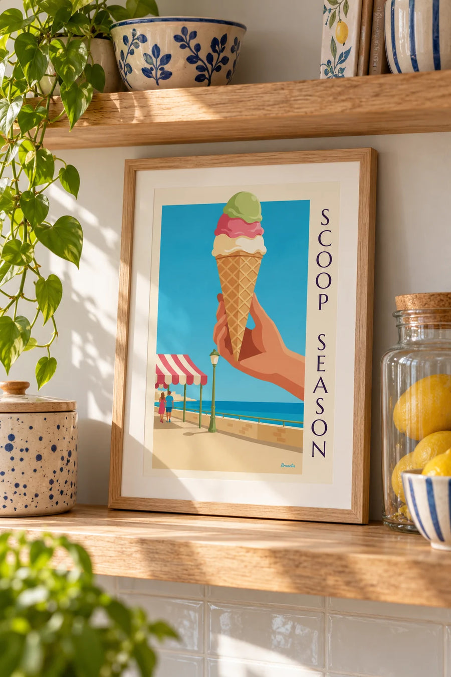 Plakat rożek lodów z 3 gałkami nad morzem: mały format A4 w ramie