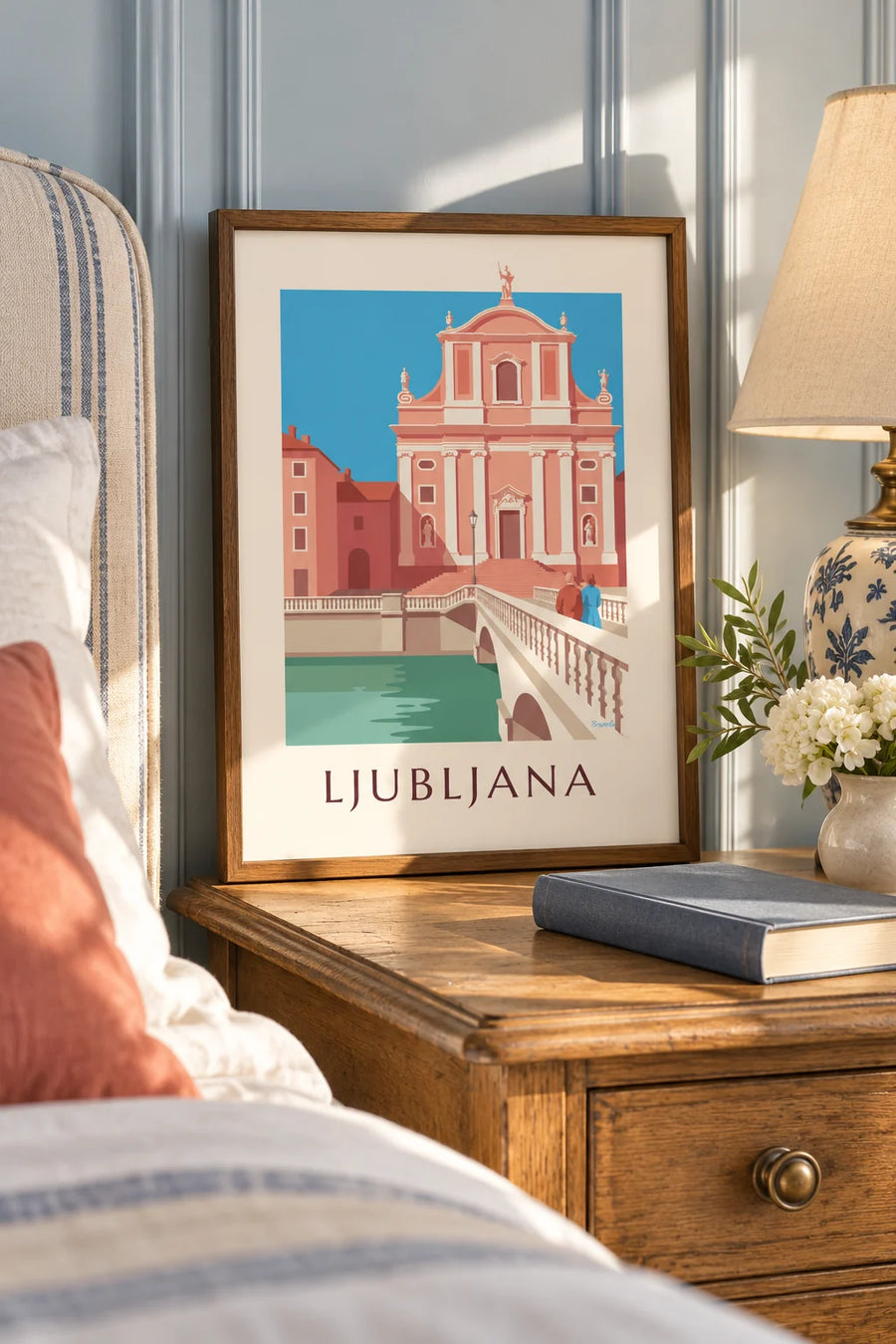 Plakat z różowym kościołem franciszkanów w Lublanie, mały format A4 w ramie