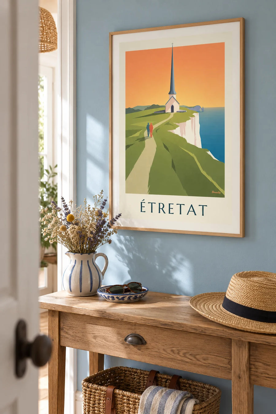 Plakat z kaplicą Notre-Dame de la Garde na klifie w Étretat: w ramie na ścianie