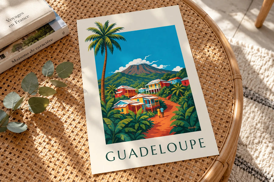 Plakat kreolskie domy i wulkan Soufrière na Gwadelupie: oparty na stole