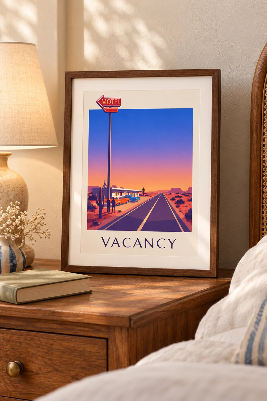 Plakat z neonowym szyldem motelu przy pustynnej drodze: mały format A4 w ramie