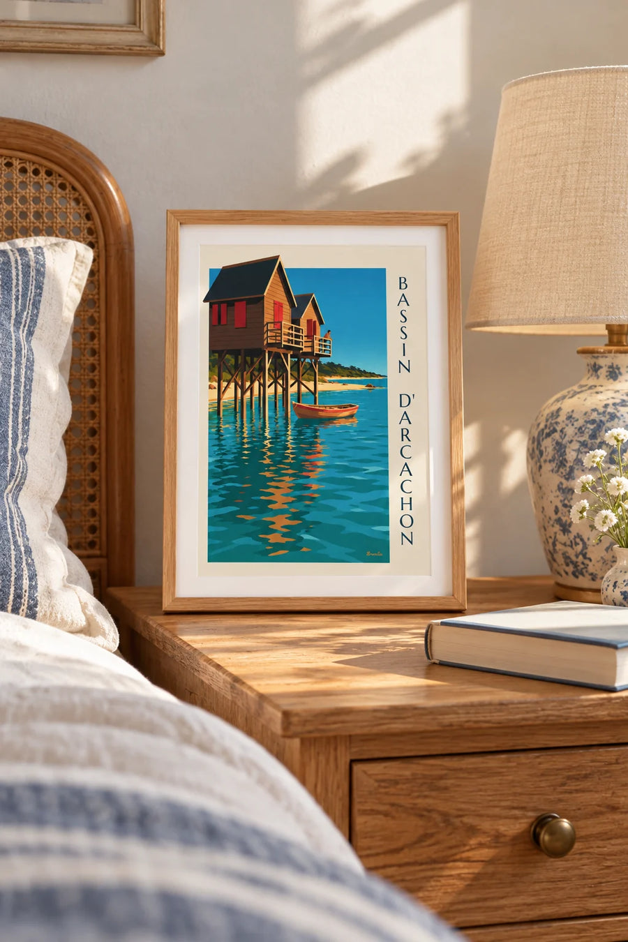 Plakat z chatami na palach (cabanes tchanquées) w zatoce Arcachon o zmierzchu: mały format A4 w ramce