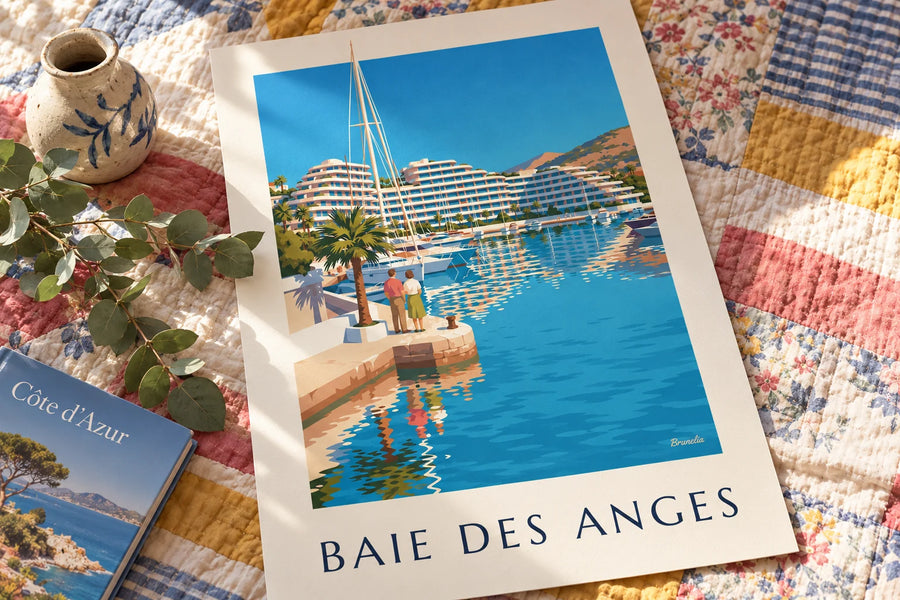 Plakat z mariną Baie des Anges w Villeneuve-Loubet: plakat na stole