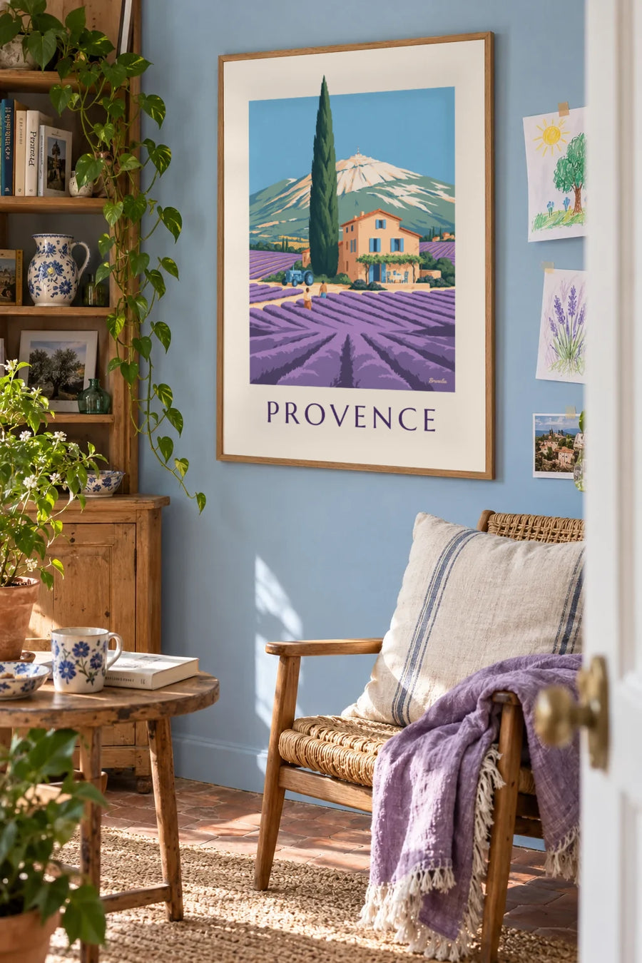 Plakat prowansalski dom wśród pól lawendy: w ramie na ścianie
