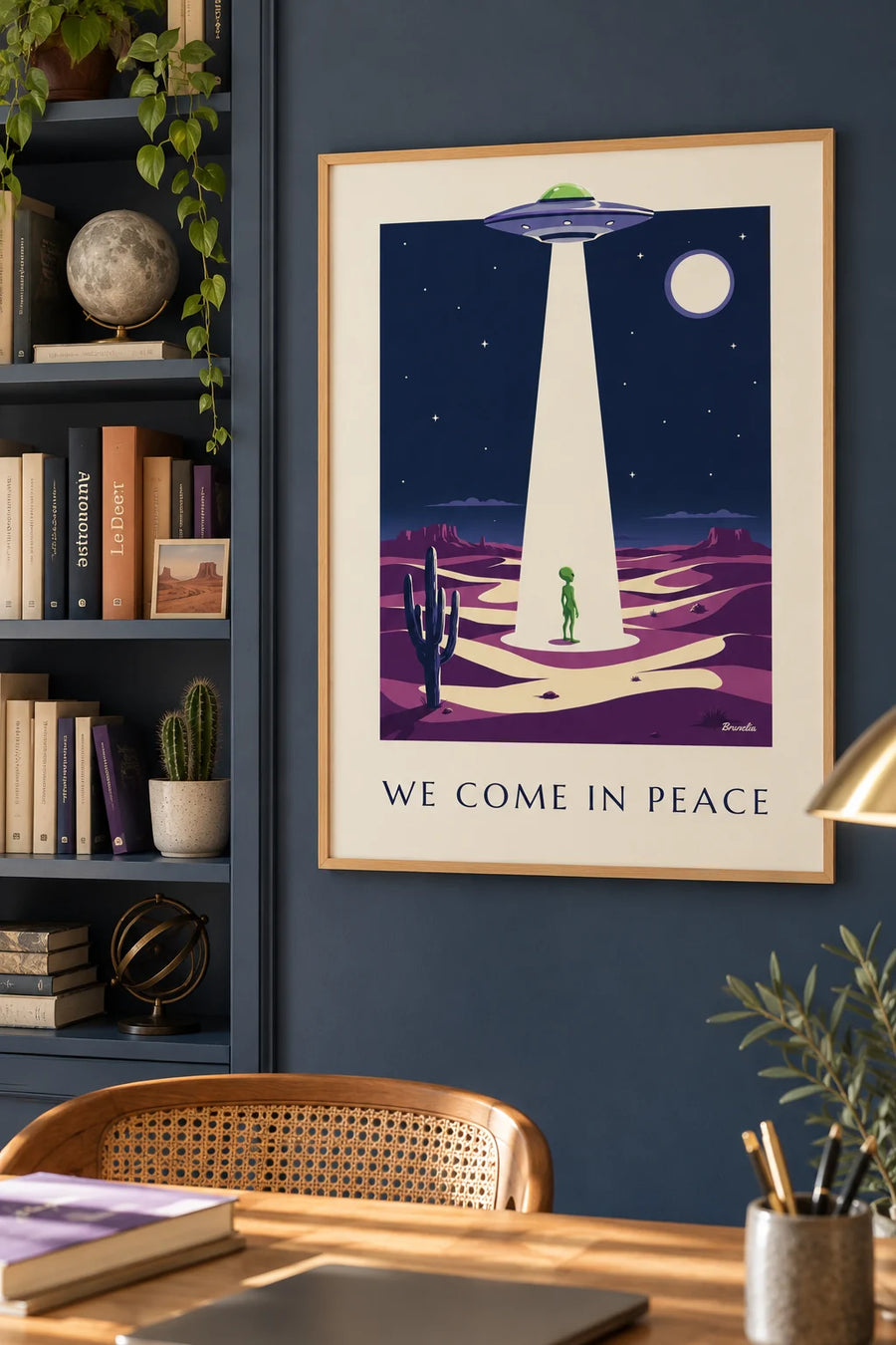 Plakat z UFO, kosmitą i latającym spodkiem na pustyni: w ramie na ścianie