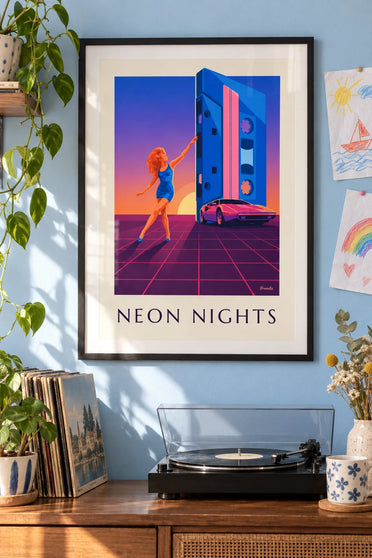 Affiche femme disco, cassette géante et voiture de sport : encadrée au mur
