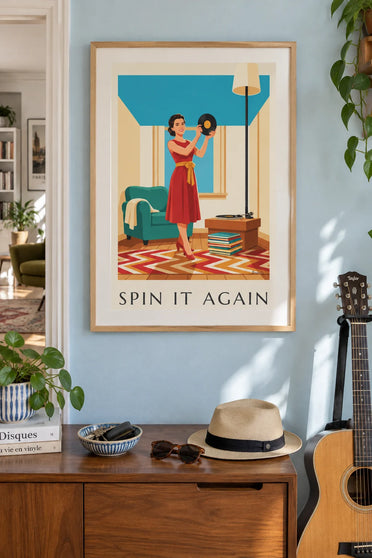 Affiche femme souriante tenant un disque vinyle : encadrée au mur