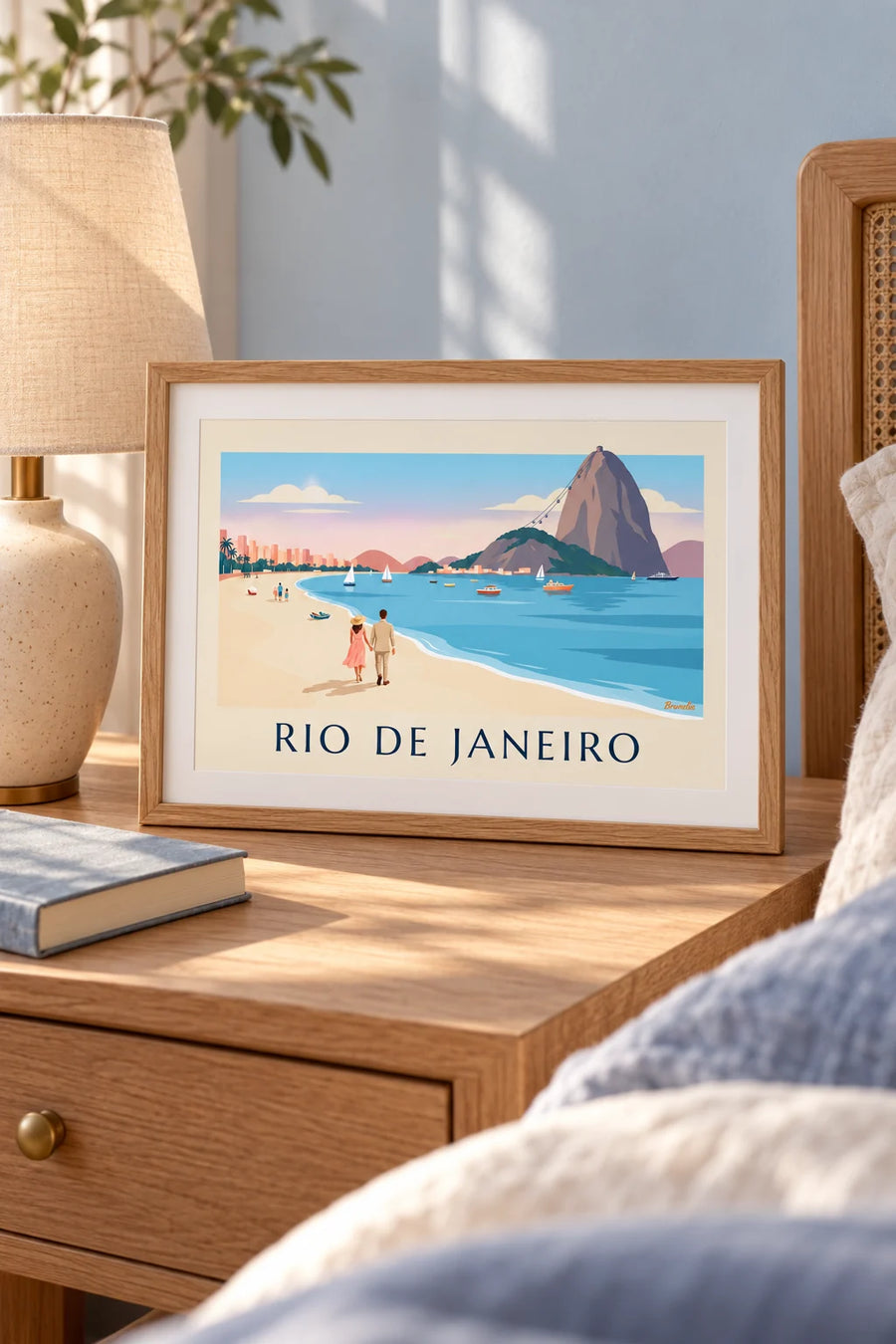 Plakat z parą na plaży Botafogo z widokiem na Głowę Cukru w Rio: mały format A4 w ramce
