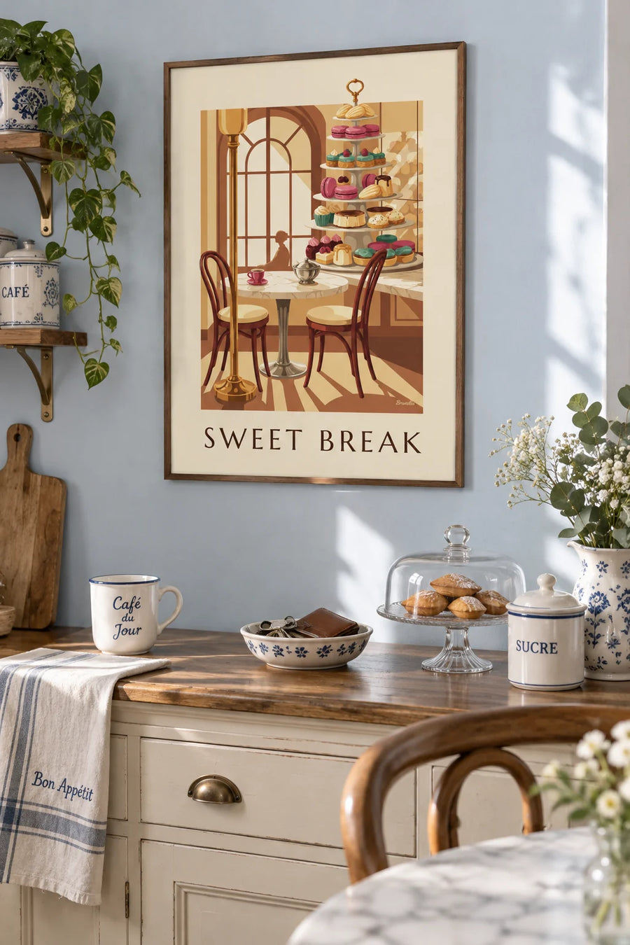 Plakat z kawą z deserkami i petit fours w paryskiej herbaciarni: w ramie na ścianie