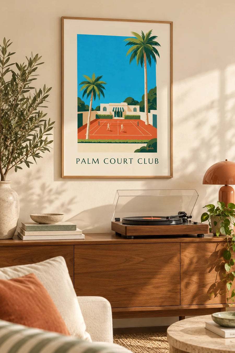 Plakat z klubem tenisowym i kortem ziemnym obsadzonym palmami: w ramie na ścianie