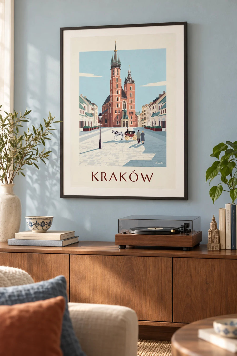 Plakat z Bazyliką Mariacką i dorożką na Rynku w Krakowie: w ramie na ścianie