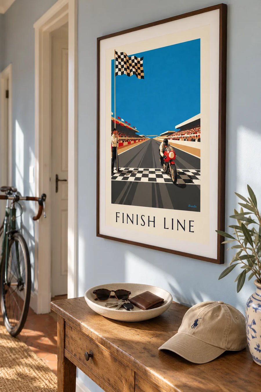Plakat motocykl na linii mety pod flagą w szachownicę: w ramie na ścianie