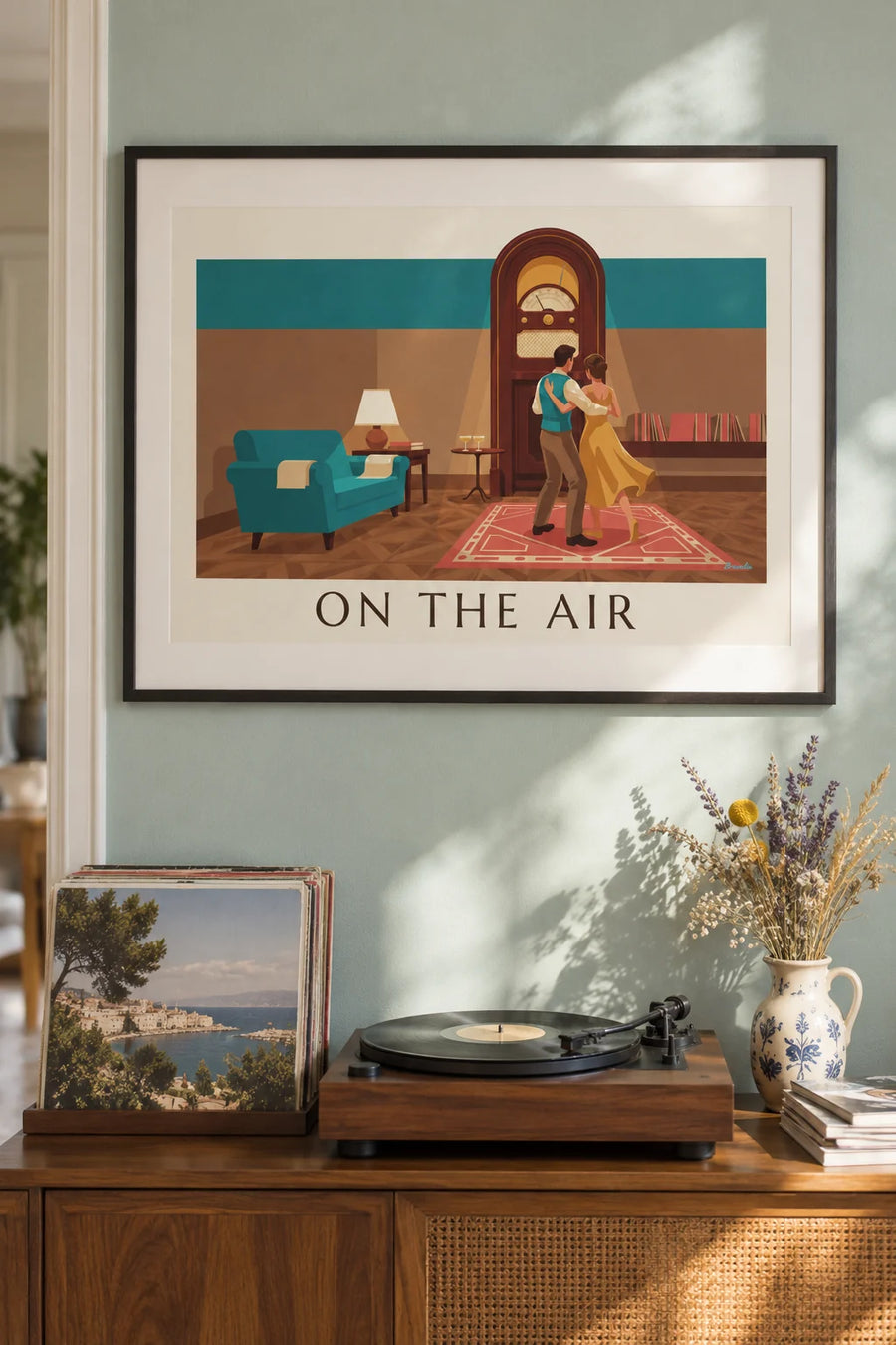 Affiche poste de radio en bois et couple dansant au salon : encadrée au mur